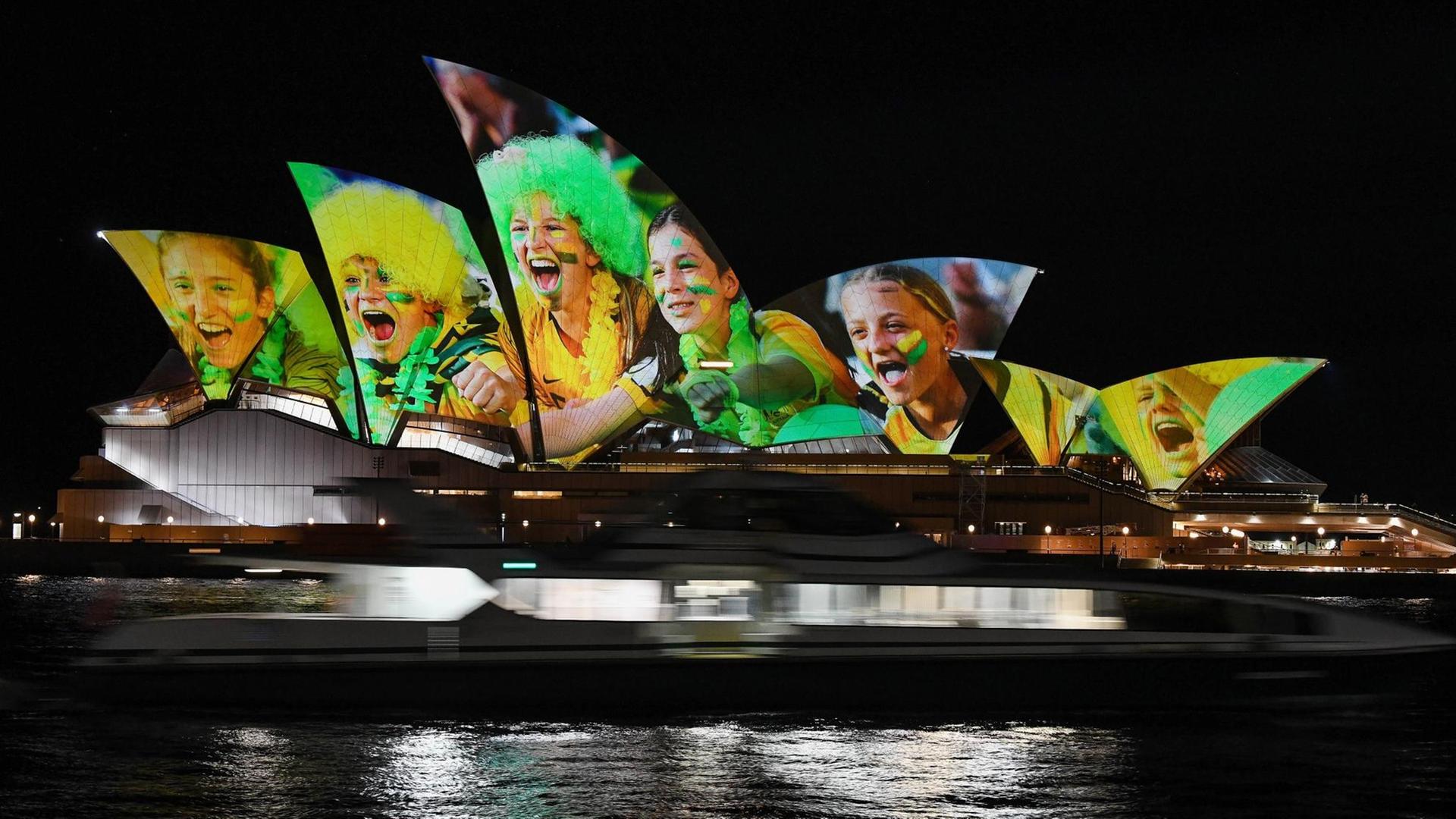 Mit Projektionen und Lichteffekten auf dem Opern-Haus wird in Sydney die Vergabe der Fraußenfußball-WM an Australien und Neuseeland gefeiert