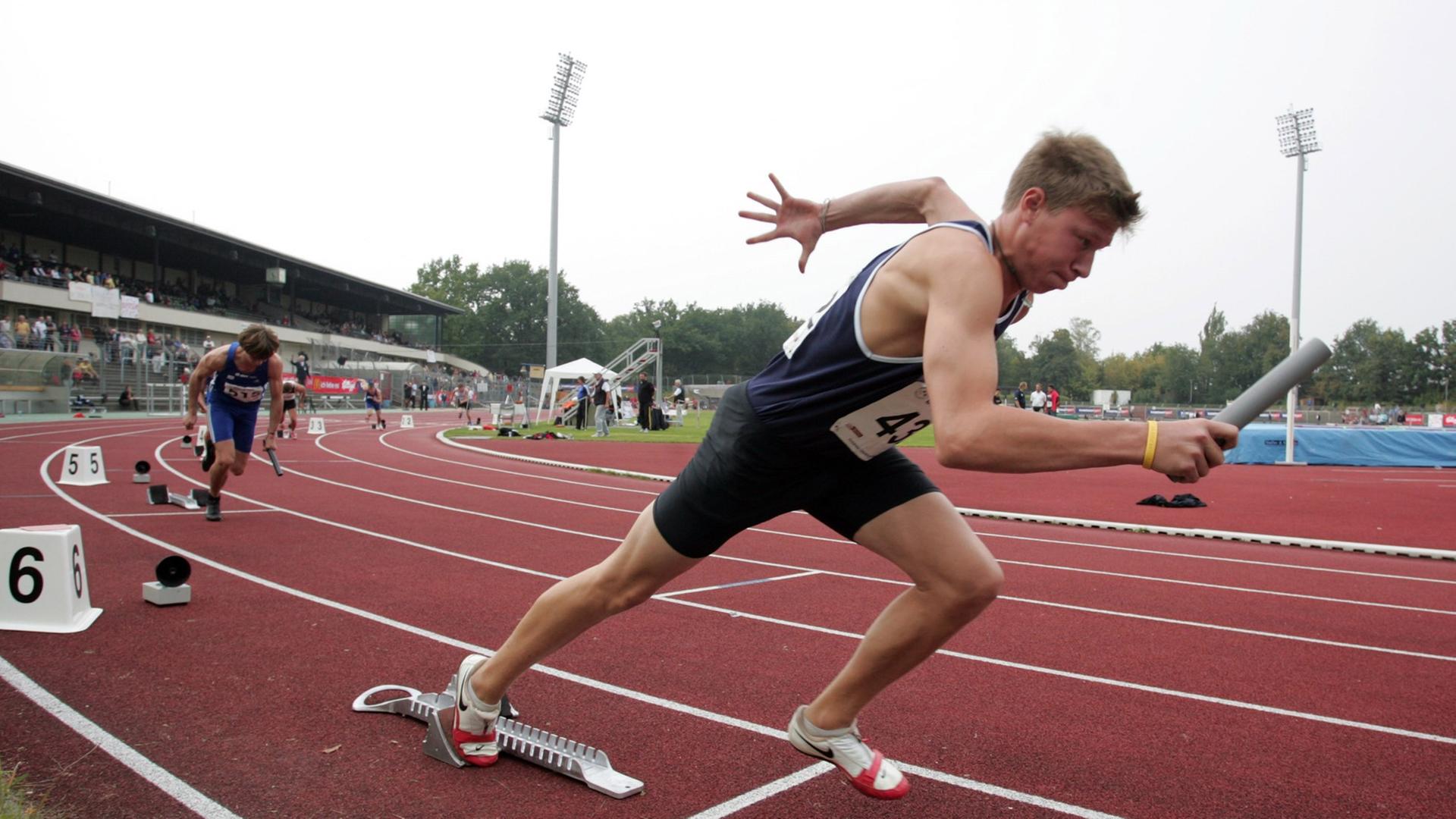 Herbstfinale 2006 des Bundeswettbewerbs der Schulen "Jugend trainiert für Olympia" am Dienstag (19.09.2006) in Berlin: Die Startläufer starten zu einem 4x100m-Staffel-Lauf. Foto: Miguel Villagran dpa/lbn +++(c) Picture-Alliance / ASA+++ Herbstfinale 2006 des Bundeswettbewerbs der Schulen "Jugend trainiert für Olympia" am Dienstag (19.09.2006) in Berlin: Die Startläufer starten zu einem 4x100m-Staffel-Lauf. Foto: Miguel Villagran dpa/lbn +++(c) Picture-Alliance / ASA+++