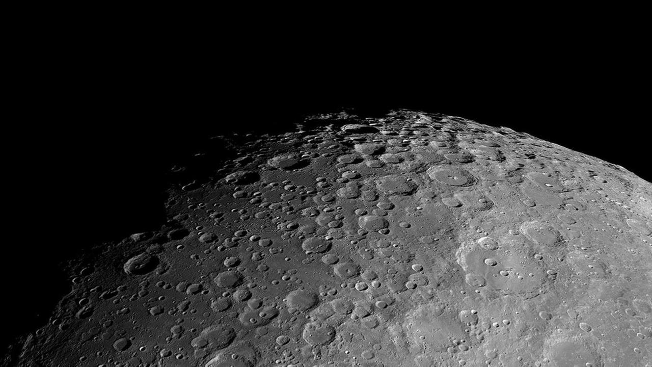 Es fehlt an Atmosphäre: Kraterlandschaft auf dem Mond