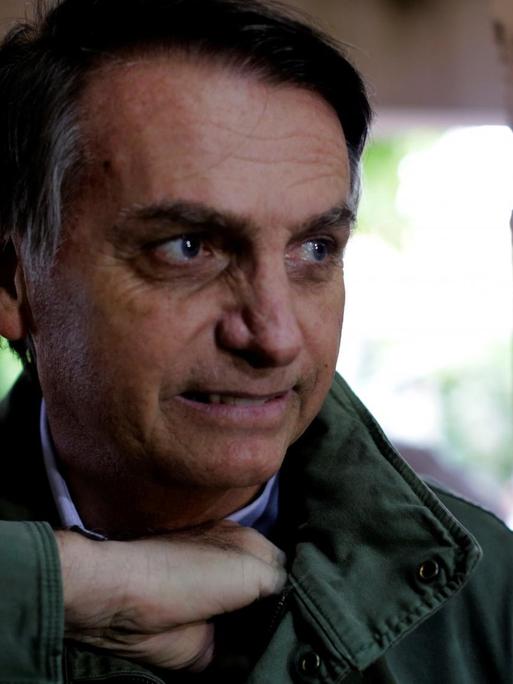 Bild des neuen brasilianischen Präsidenten Jair Bolsonaro mit oliv-grüner Jacke.