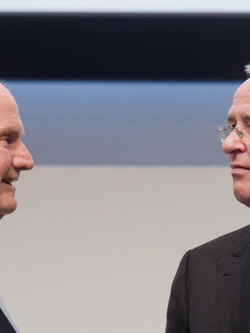 Der Vorstandsvorsitzende der Volkswagen AG, Martin Winterkorn (r) und der Aufsichtsratsvorsitzende der Volkswagen AG, Ferdinand Piech, stehen am 13.05.2014 bei der Hauptversammlung der Volkswagen AG auf dem Messegelände in Hannover (Niedersachsen)