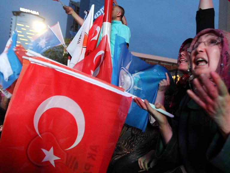 Anhänger der AKP nach der Wahl vor dem Sitz der Partei in Ankara