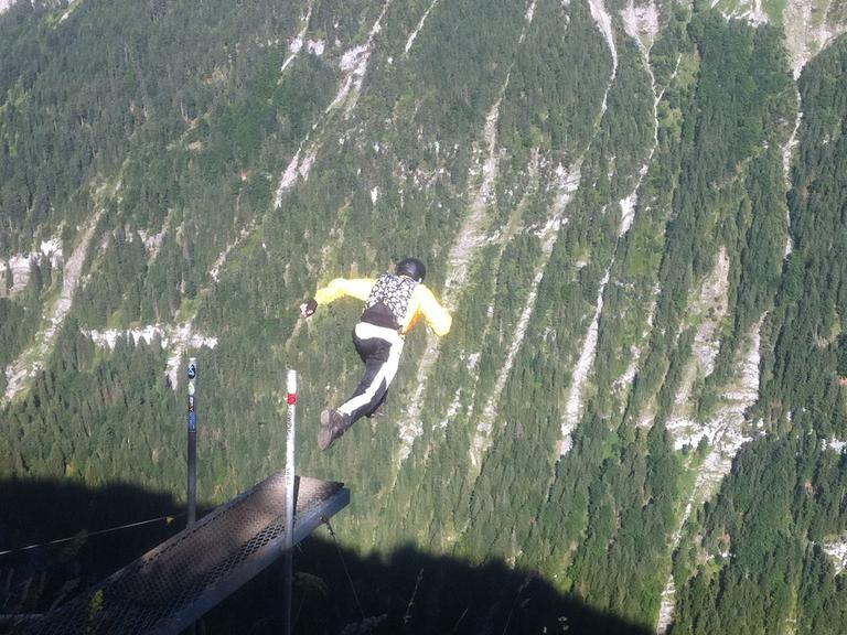 Die Absprungstelle "High ultimate" im Schweizer Lauterbrunnental. Von der Rampe geht es 700 Meter in die Tiefe