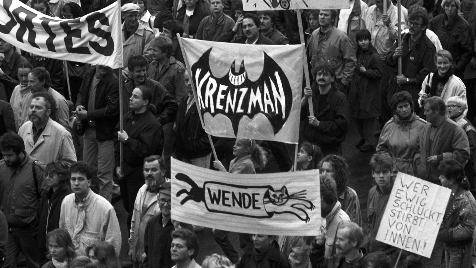 Bezeichnend für die Demonstration am 4.11.1989 waren die originellen Plakate und Banner.