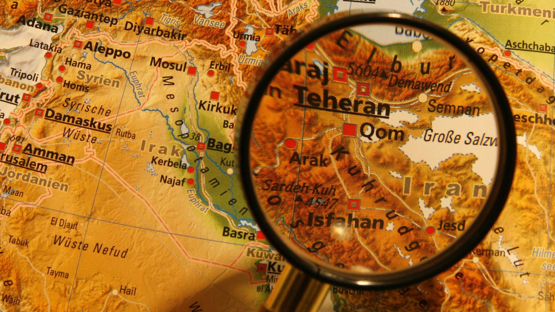 Die Stadt Teheran durch eine Lupe auf einem Atlas hervorgehoben, aufgenommen am 17.02.2009.