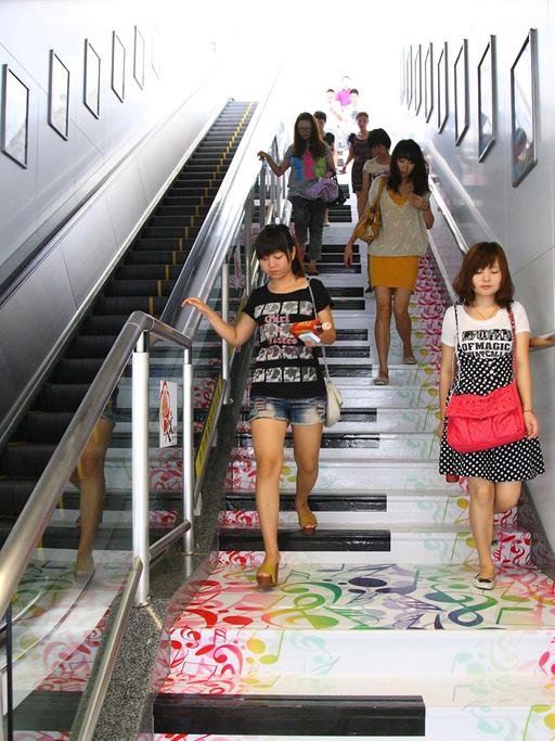Treppe gehen statt Rolltreppe fahren: Piano-Stufen in Nanjing in China.