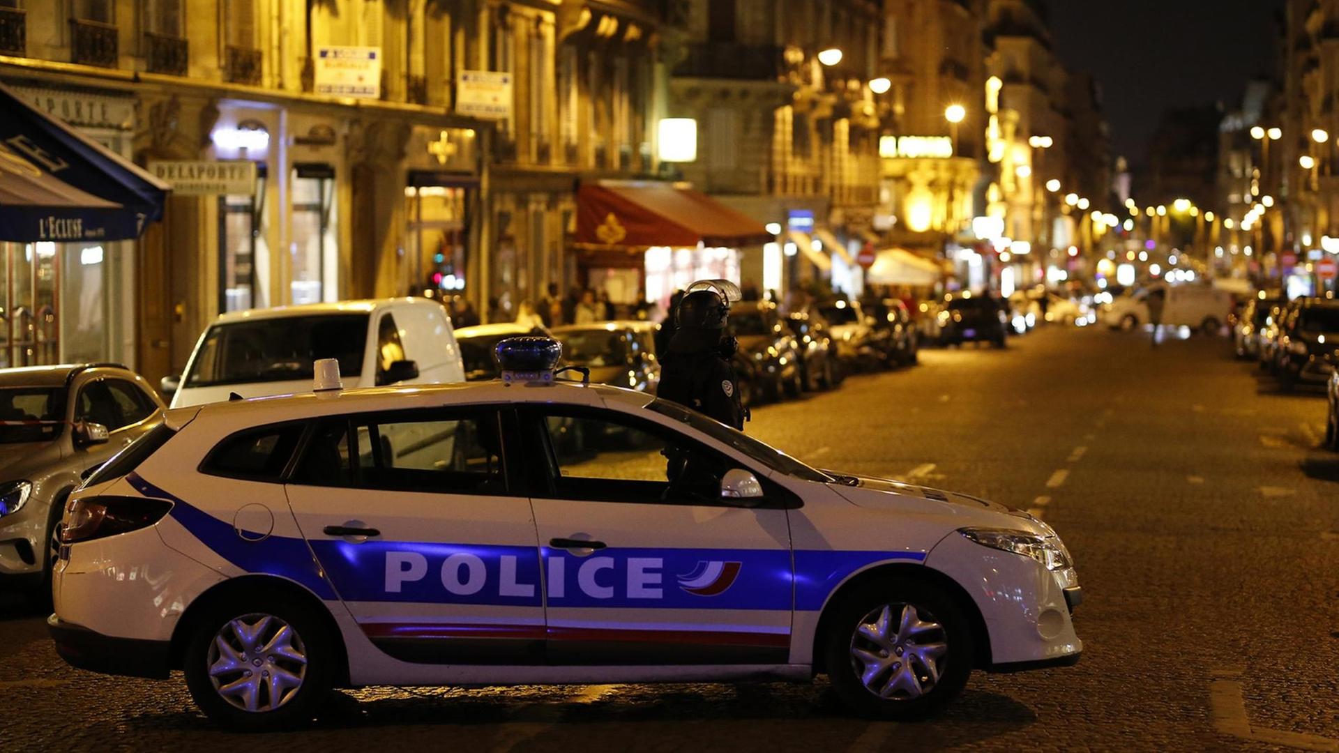 Ein Polizist sperrt eine Straße nahe der Champs-Élysées.