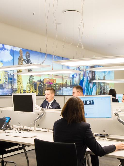 Mitarbeiter der Deutschen Bank arbeiten in der Filiale "Quartier Zukunft" in Berlin im Kundenbereich. In dieser Filiale sollen neue Entwicklungen für den Privat- und Geschäftskundenmarkt entwickelt werden.