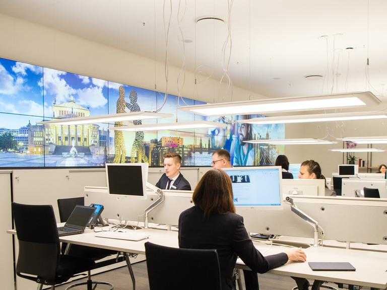 Mitarbeiter der Deutschen Bank arbeiten in der Filiale "Quartier Zukunft" in Berlin im Kundenbereich. In dieser Filiale sollen neue Entwicklungen für den Privat- und Geschäftskundenmarkt entwickelt werden.