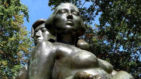 Bettina und Achim von Arnim, Bronzeskulptur des Berliner Bildhauers Michael Klein auf dem Arnimplatz in Berlin-Prenzlauer Berg.
