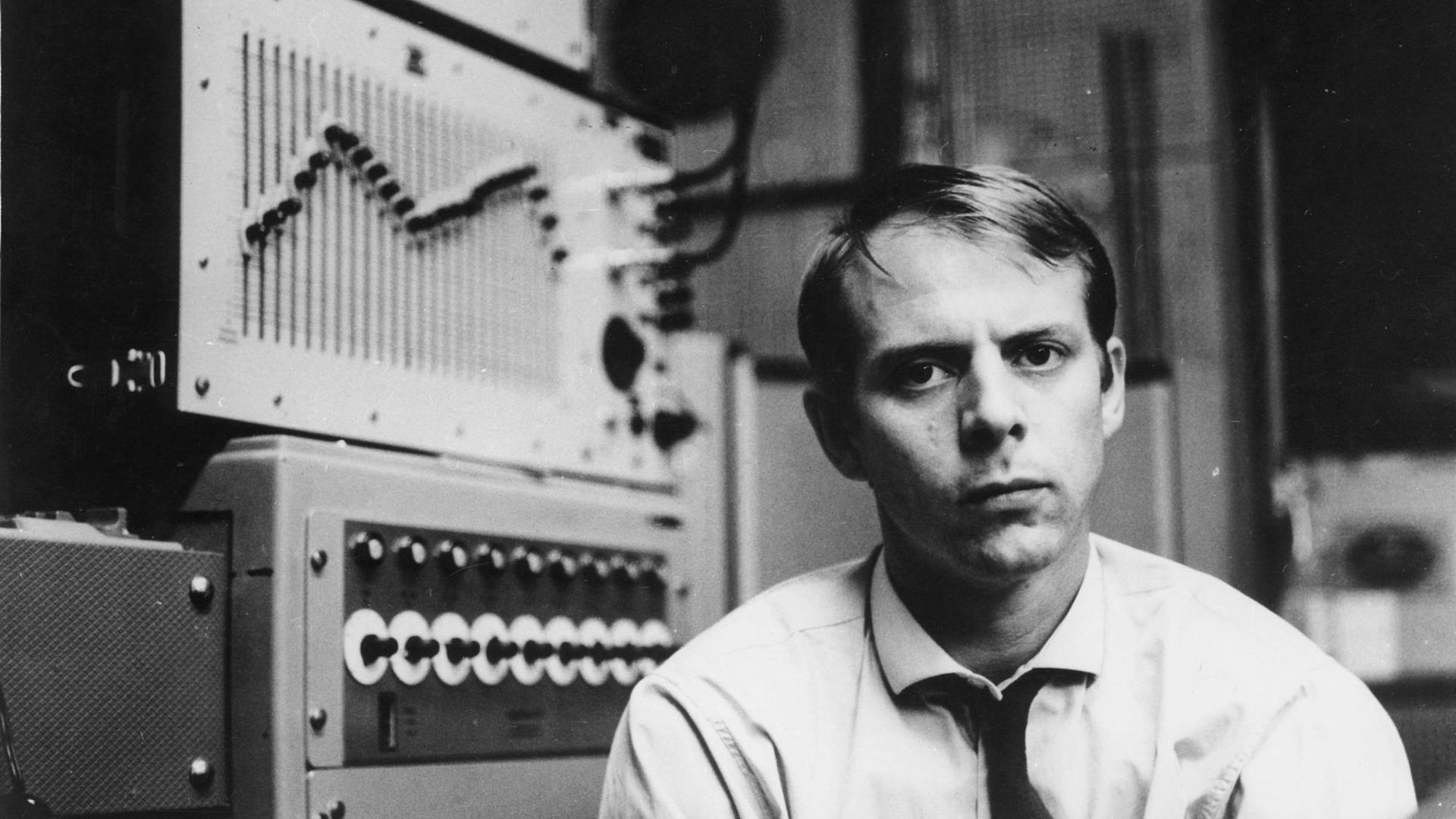 Karlheinz Stockhausen circa 1960 bei Versuchen im Studio für elektronische Musik in Köln