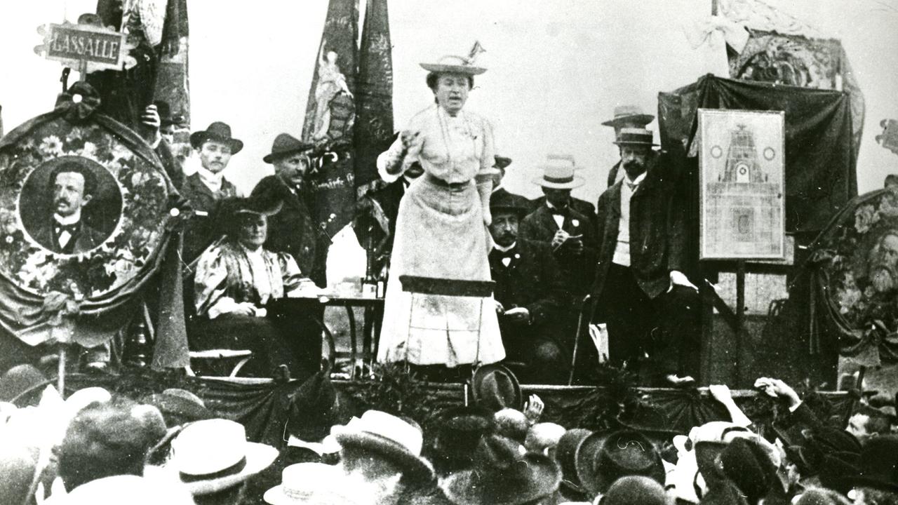 Rosa Luxemburg (1871-1919) während einer Rede 1907 in Stuttgart.