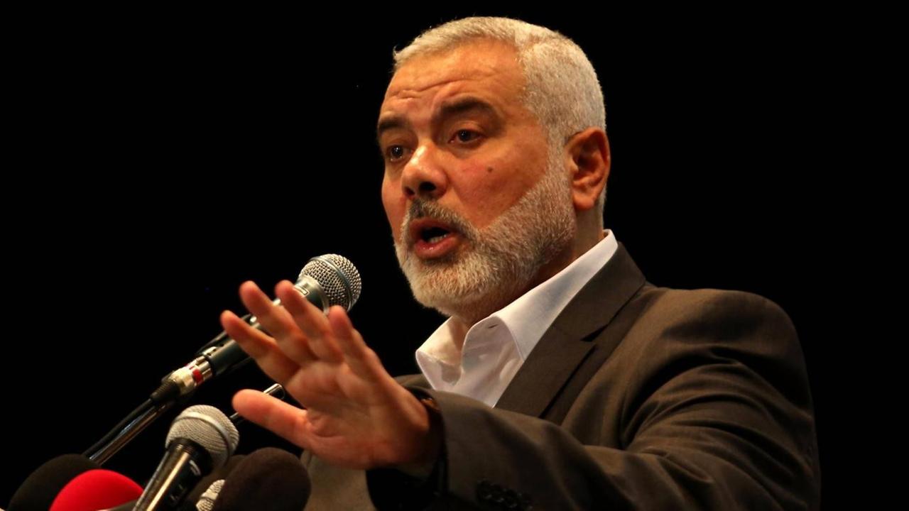 Der palästinensische Politiker und Chef der radikal-islamischen Hamas, Ismail Haniyeh, spricht in mehrere Mikrofone. Er trägt einen schwarzen Anzug und ein weißes Hemd. Der palästinensische Politiker und Chef der radikal-islamischen Hamas, Ismail Haniyeh, spricht in mehrere Mikrofone. Er trägt einen schwarzen Anzug und ein weißes Hemd.