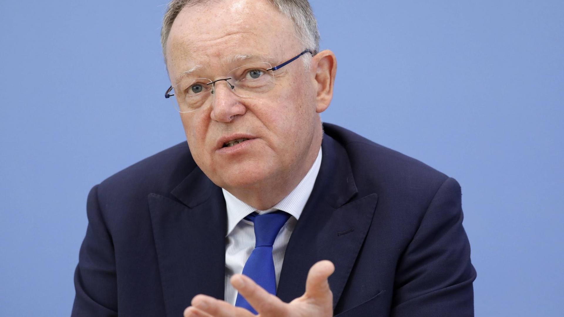 Stephan Weil, Ministerpraesident des Landes Niedersachsen, SPD, bei einer Pressekonferenz