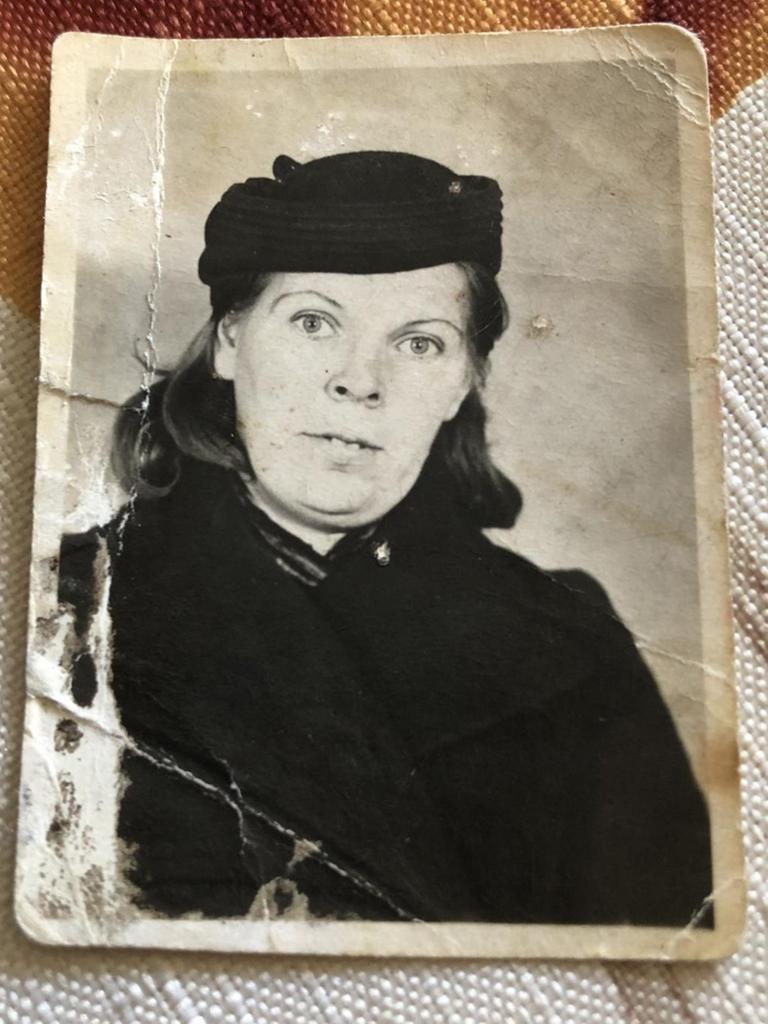 Passfoto der Mutter Lilija Derjabinas, Antonia, aus der Zeit nach ihrer Rückkehr aus der Göttinger Zwangsarbeit in die Sowjetunion.
