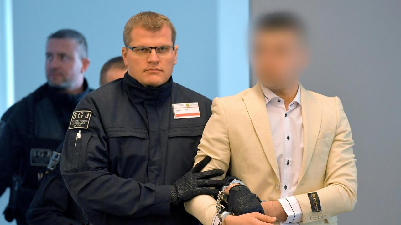 Der Angeklagte Alaa S. (r), der im Verdacht steht, an der tödlichen Messerattacke gegen Daniel H. in Chemnitz beteiligt gewesen zu sein, kommt zum Prozess des Landgerichtes Chemnitz in ein Gebäude vom Oberlandesgericht Dresden. 