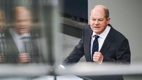 Bundesfinanzminister Olaf Scholz (SPD) spricht im Bundestag während der Debatte zum Bundeshaushalt.