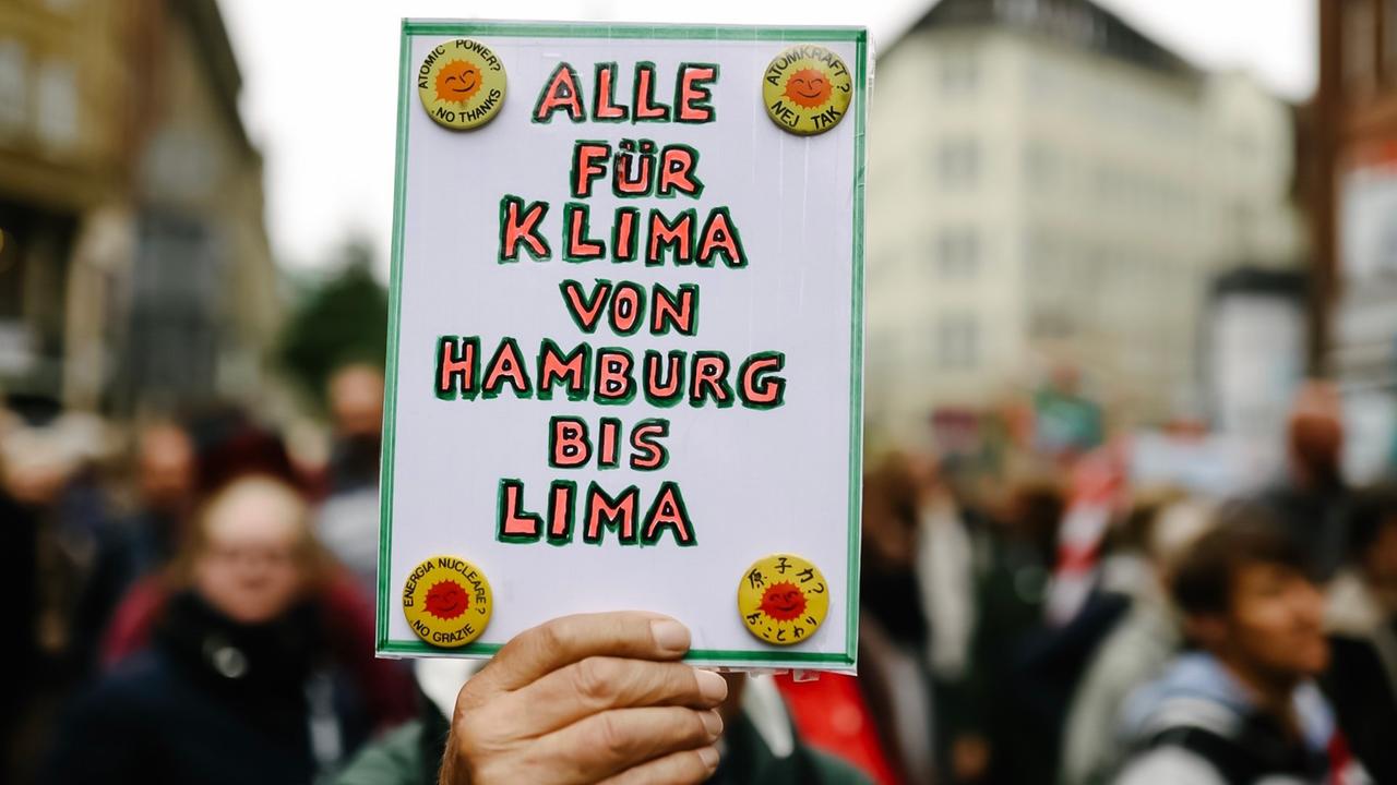 Mehrere zehntausend Menschen beteiligen sich am 20.9.2019 am internationalen Klimastreik in der Hansestadt Hamburg. Auf einem Plakat steht "Alle für das Klima von Hamburg bis Lima".