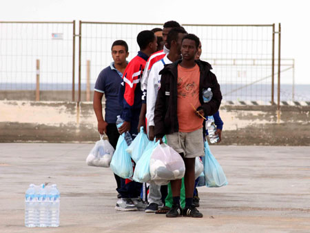 Eine Gruppe von Flüchtlingen auf der Insel Lampedusa