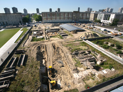 Der Blick von der Aussichtsterrasse der Humboldt-Box zeigt die Ausgrabungsfläche am Schlossplatz in Berlin, auf der das Humboldt-Forum entstehen soll.