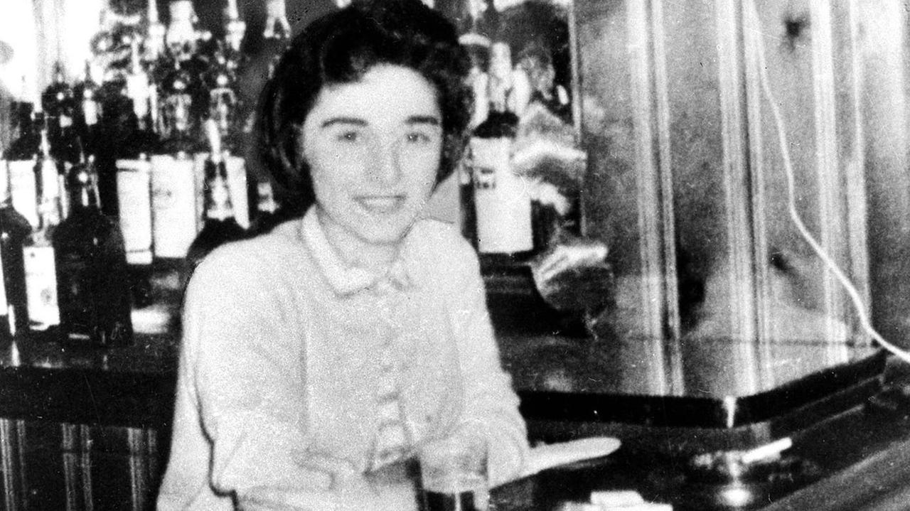 Eine Schwarz-Weiß-Fotografie zeigt Kitty Genovese in der Bar, in der sie arbeitete.
