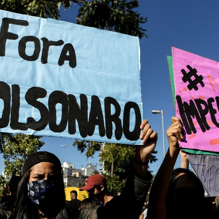 Auf einer Demonstration in Sao Paulo in Brasilien gegen den Präsidenten Jair Bolsonaro halten Demonstranten Plakate hoch