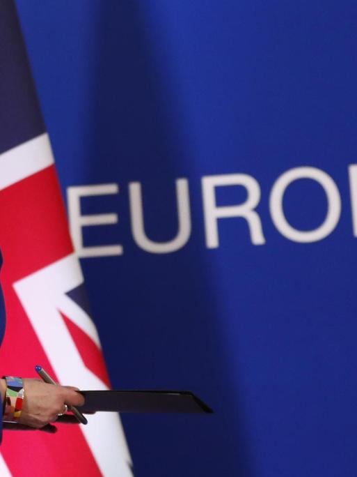 Die britische Premierministerin Theresa May geht auf ein Rednerpult zu.