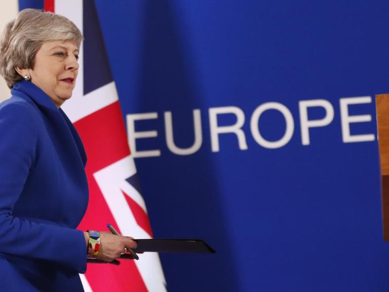 Die britische Premierministerin Theresa May geht auf ein Rednerpult zu.