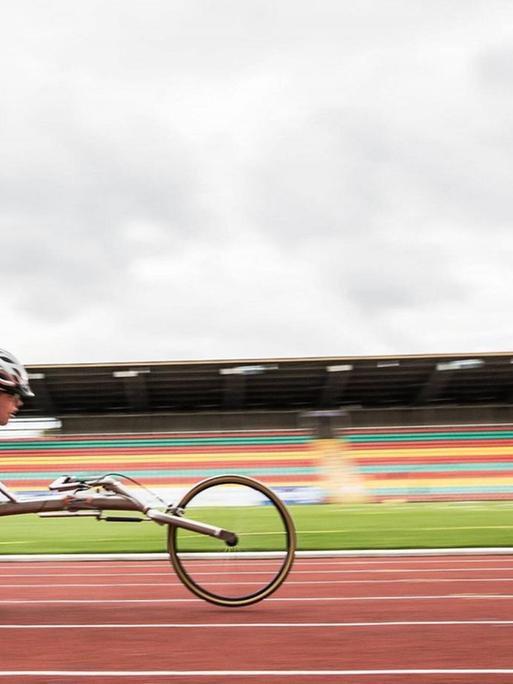 Rollstuhlfahrer beim 100-Meter-Sprint den Internationalen Deutschen Leichtathletik Meisterschaften der Menschen mit Behinderung