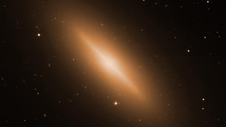 Die Galaxie NGC3115 zählt zu den schönsten Objekten im Sternbild Sextant