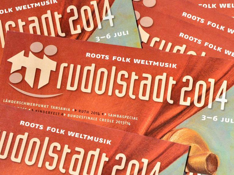 Programmflyer des TFF Rudolstadt liegen am 10.04.2014 in Rudolstadt (Thüringen) auf einem Tisch. Das nach Angaben der Veranstalter größte Weltmusikfestival in Deutschland findet vom 3. bis 6. Juli in Rudolstadt statt. Über 160 Bands spielen an den vier Festivaltagen mehr als 200 Konzerte.
