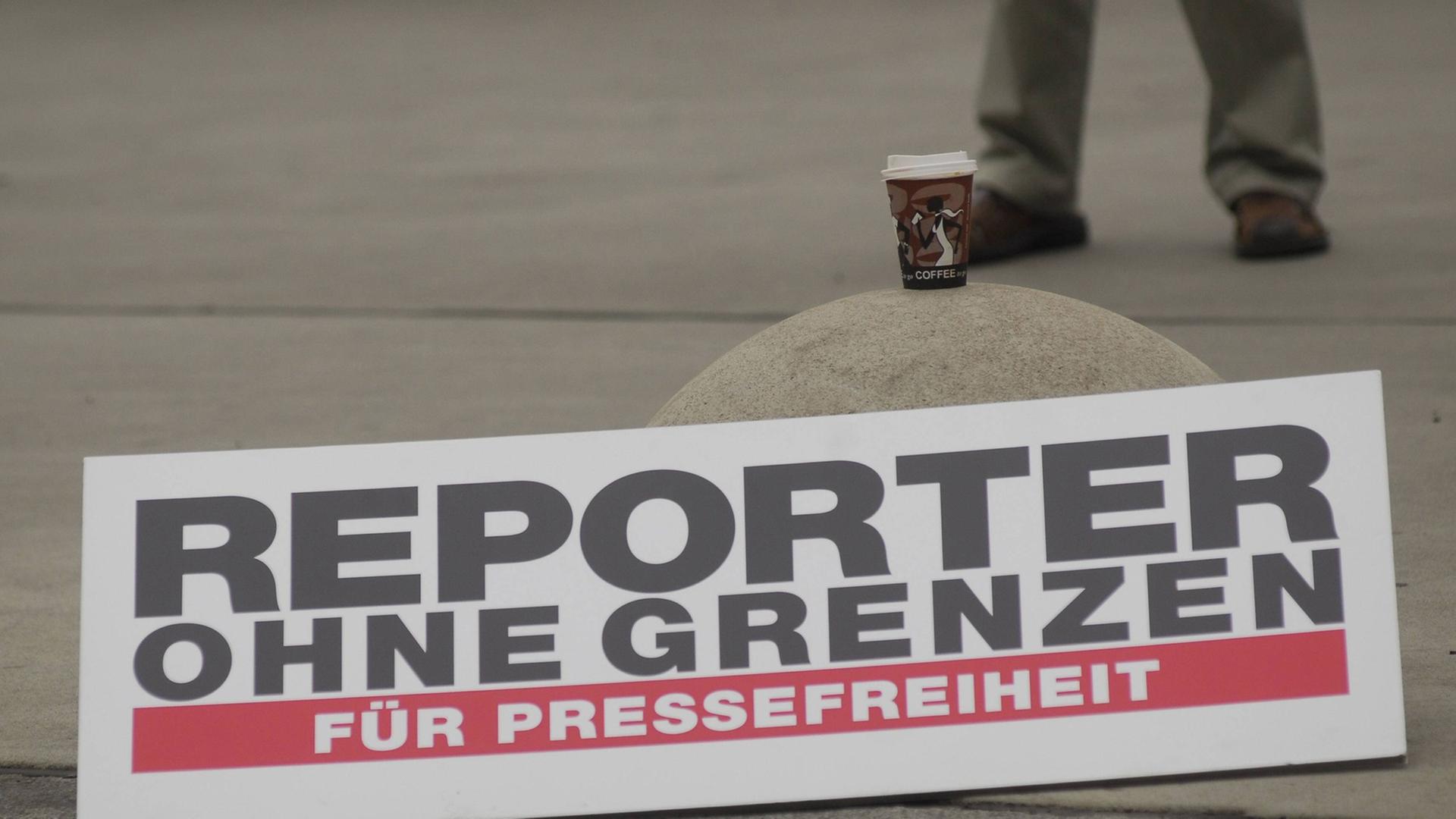 Ein Schild mit der Aufschrift "Reporter ohne Grenzen".