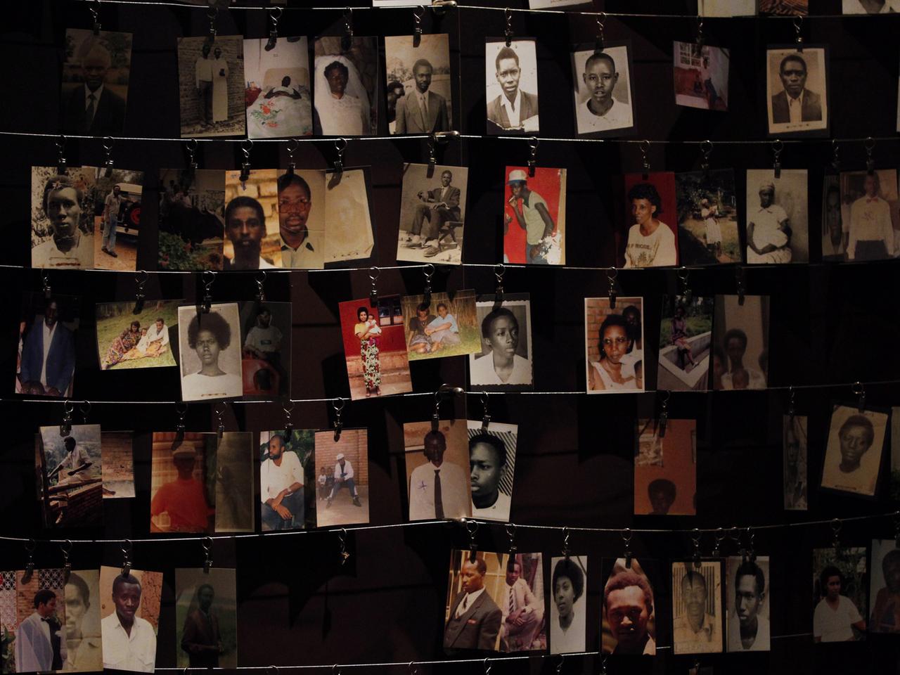 Fotografien von Menschen, die beim Genozid in Ruanda 1994 getötet wurden (im Denkmal-Zentrum in Kigali)