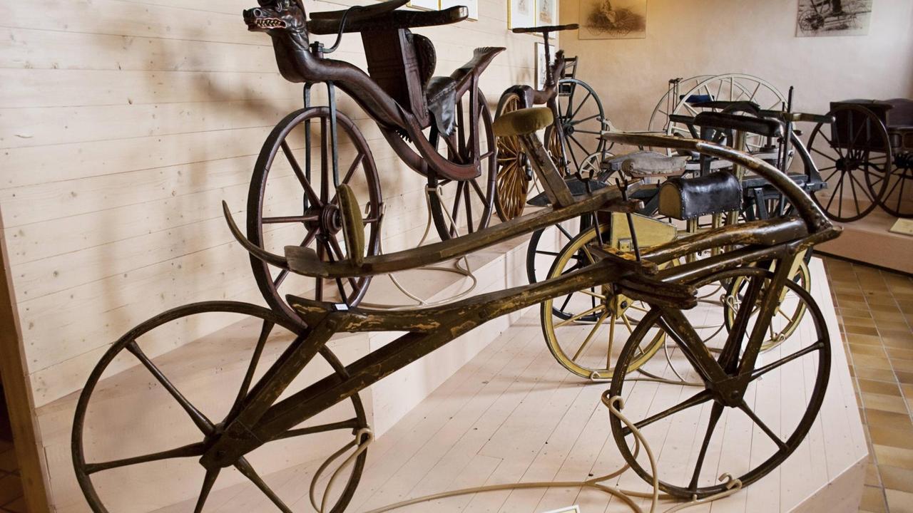 Alte Fahrräder in einem Fahrradmuseum im niederländischen Nijmegen