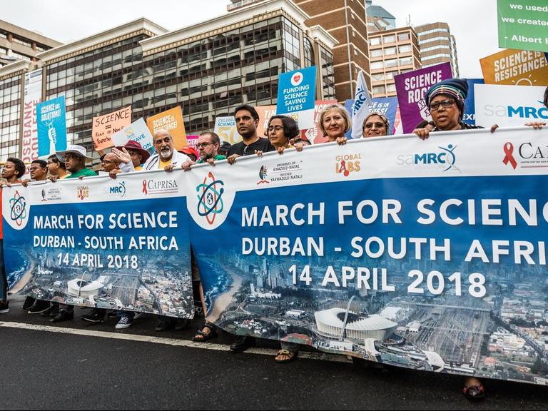Das Foto zeigt Demonstranten auf dem "March for Science" in Durban/Südafrika am 14.4.2018.