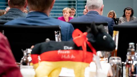 02.12.2019, Berlin: Bundeskanzlerin Angela Merkel (CDU) eröffnet den «Agrargipfel» im Bundeskanzleramt hinter einer Stofftierkuh mit der Aufschrift «Die faire Milch». Eingeladen sind rund 40 Landwirtschaftsorganisationen. Hintergrund sind anhaltende Proteste von Bauern gegen geplante schärfere Umwelt- und Tierschutzvorgaben. Foto: Kay Nietfeld/dpa | Verwendung weltweit