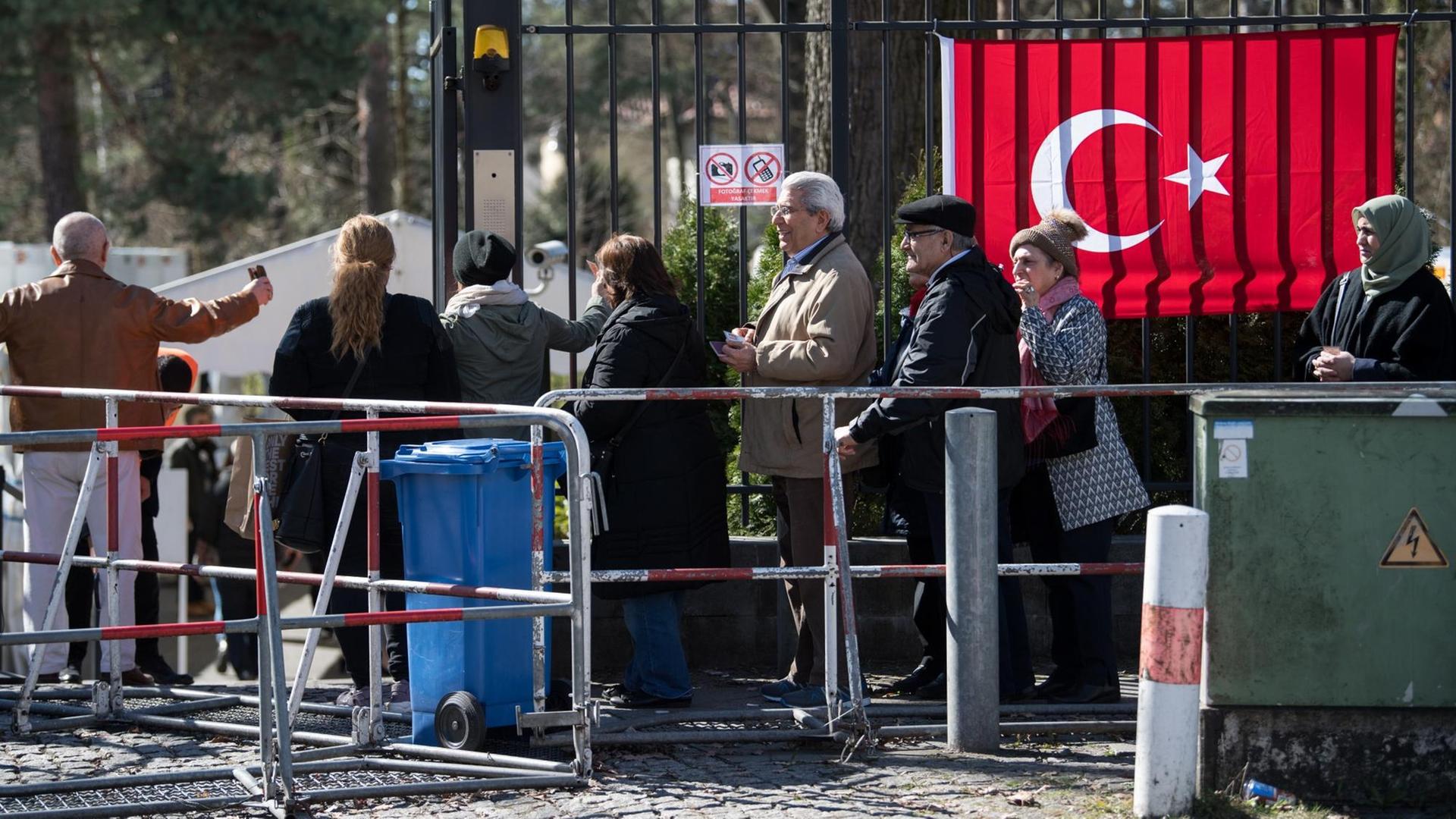 Abstimmung über die Verfassungsreform: Eingang eines Wahllokals im Hof des türkischen Generalkonsulats in Berlin.