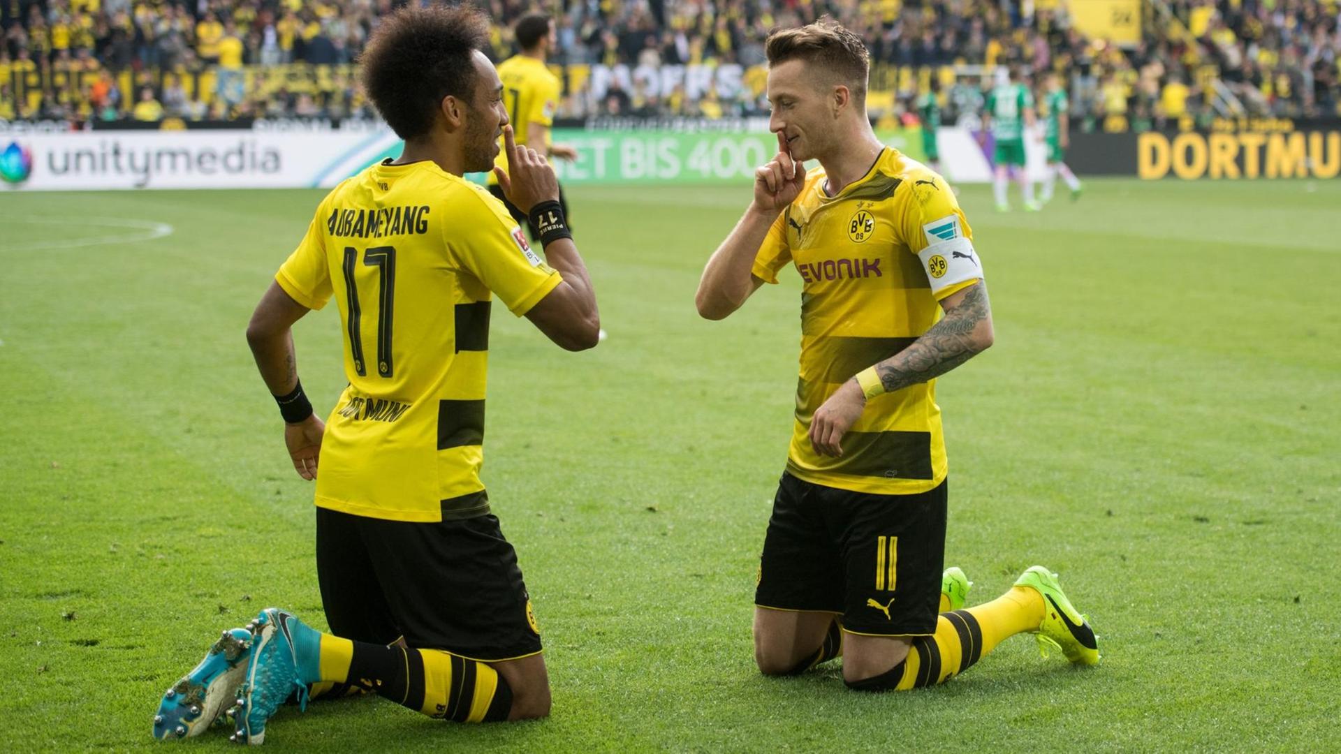 Die Spieler knien nach dem Spiel gegen Bremen auf dem Rasen. Die Spieler knien nach dem Spiel gegen Bremen auf dem Rasen.