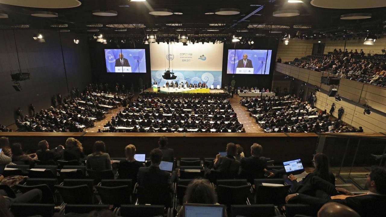 In Bonn hat am Montagmorgen (06.11.17) die 23. Weltklimakonferenz begonnen. Die Teilnehmer aus mehr als 190 Laendern wollen bei der UN-Konferenz bis zum 17. November ueber die Umsetzung des Pariser Klimaabkommens beraten. Das Abkommen von 2015 zielt darauf, die Erderwaermung auf 1,5 bis zwei Grad zu begrenzen. Die Praesidentschaft der Konferenz mit bis zu 25.000 Teilnehmern liegt bei den Fidschi-Inseln, einem der am staerksten vom Klimawandel betroffenen Staaten der Welt.