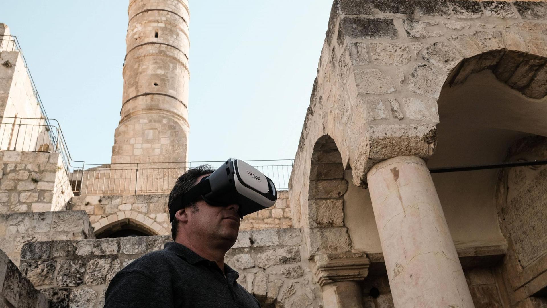 Ein Mann trägt eine VR-Brille in Jerusalem