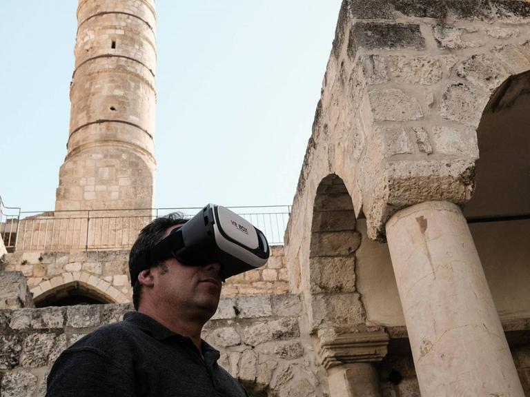 Ein Mann trägt eine VR-Brille in Jerusalem