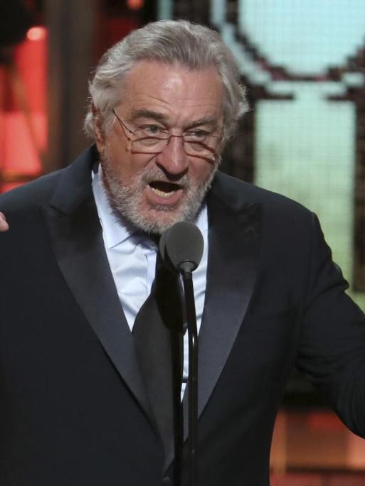Das Bild zeigt den US-Schauspieler Robert De Niro. Während der Verleihung der 72. Tony Awards in der Radio City Music Hallin New York beleidigt er US-Präsident Trump.