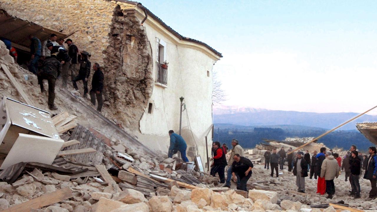 Ein eingestürztes Haus nach dem Erdbeben in L'Aquila, Italien, 2009.