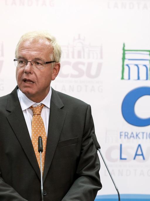 Thomas Kreuzer bei einem Statement, im Hintergrund das Logo der CSU-Fraktion im bayerischen Landtag.