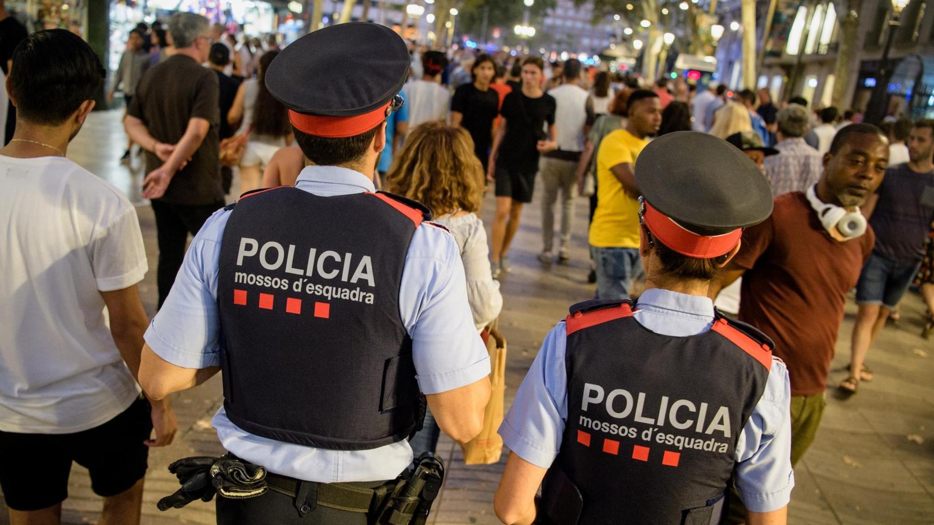 Polizisten patrouillieren am 19.08.2017 über die Flaniermeile Las Ramblas in Barcelona (Spanien).