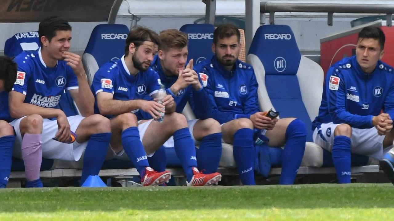 Fußball: 2. Bundesliga, Karlsruher SC - 1. FC Kaiserslautern, 31. Spieltag am 29.04.2017 im Wildparkstadion, Karlsruhe (Baden-Württemberg). Die Karlsruher Mannschaft sitzt nach der 1:3 Niederlage auf der Auswechselbank.