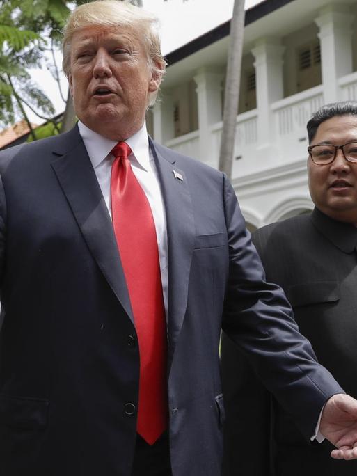 US-Präsident Donald Trump und Nordkoreas achthaber Kim Jong Un unterhalten sich mit Medienvertretern nach dem Lunch im Capella Resort auf der Insel Sentosa.