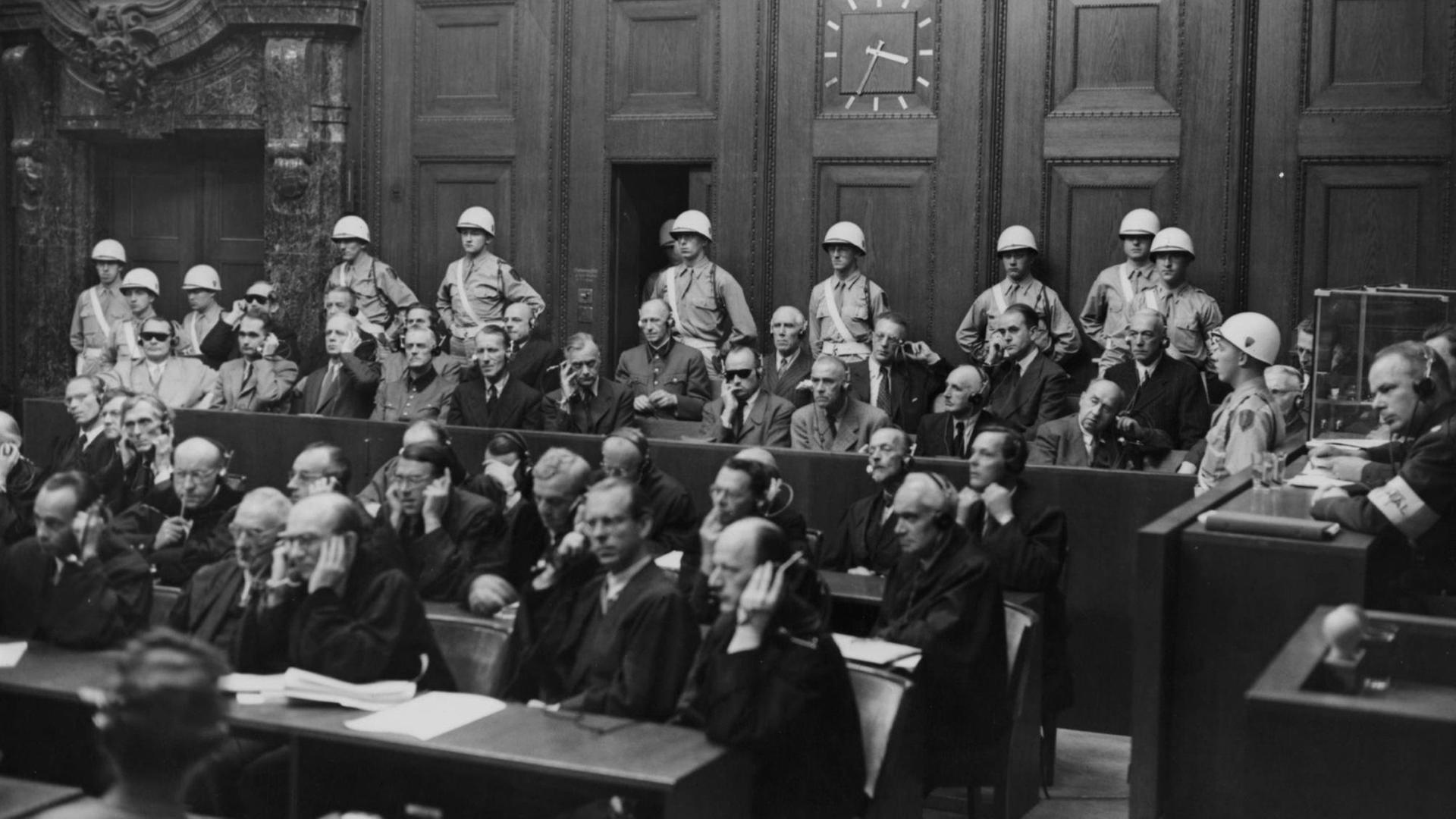 Schwarz-Weiß-Bild der Anklagebank im Saal 600 mit den Hauptkriegsverbrechern.