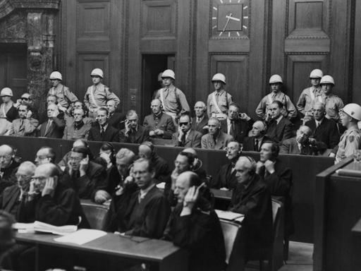 Schwarz-Weiß-Bild der Anklagebank im Saal 600 mit den Hauptkriegsverbrechern.