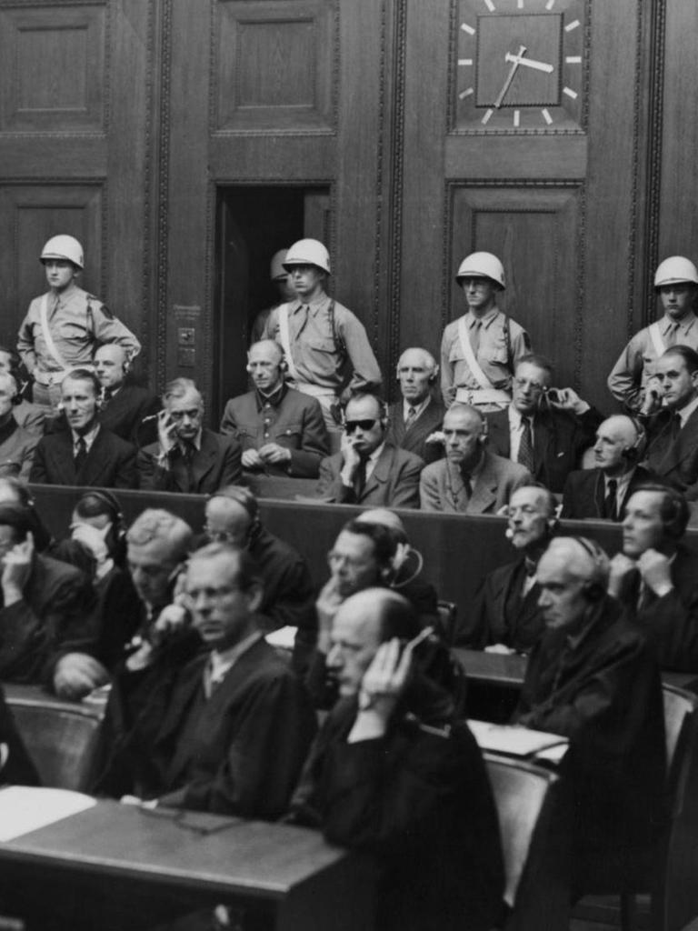 Schwarz-Weiß-Bild der Anklagebank im Saal 600 mit den Hauptkriegsverbrechern.